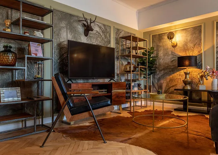 Views Of Palace Of The Parliament 2br Jungle Theme *