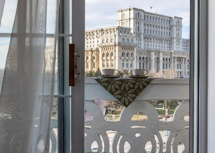 Views Of Palace Of The Parliament 2br Jungle Theme 布加勒斯特