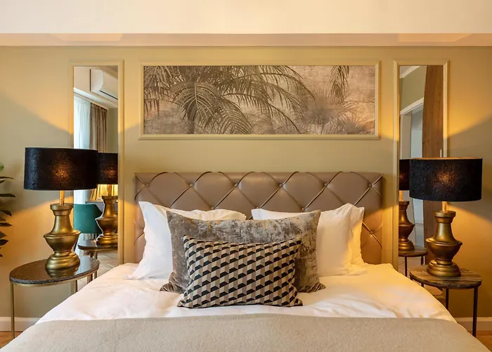 Views Of Palace Of The Parliament 2br Jungle Theme * 布加勒斯特