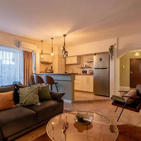 Views Of Palace Of The Parliament 2br Jungle Theme Appartement Bucarest