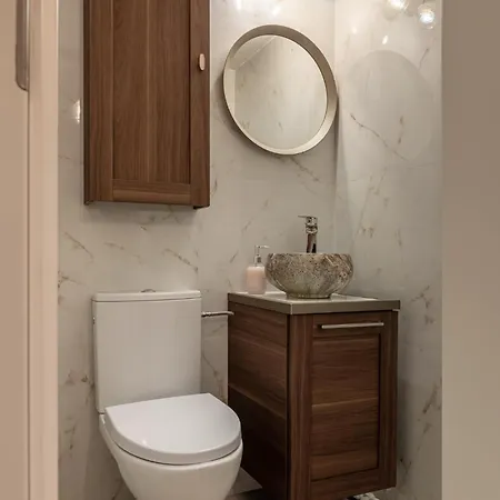 Views Of Palace Of The Parliament 2br Jungle Theme Apartament Bucureşti