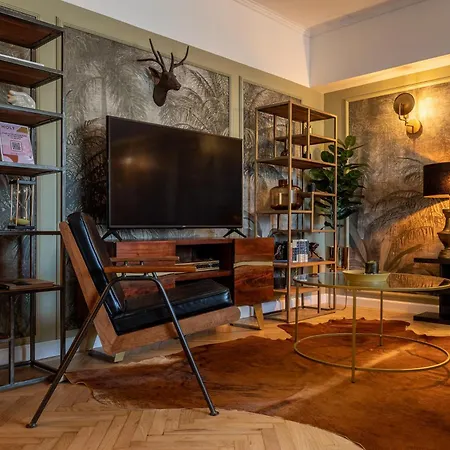 Views Of Palace Of The Parliament 2br Jungle Theme *