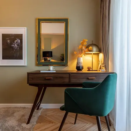 Views Of Palace Of The Parliament 2br Jungle Theme * Bükreş