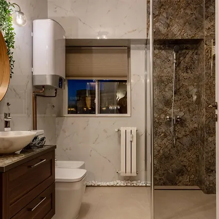 Views Of Palace Of The Parliament 2br Jungle Theme *