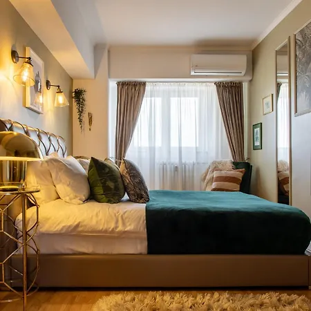 Views Of Palace Of The Parliament 2br Jungle Theme Bucureşti