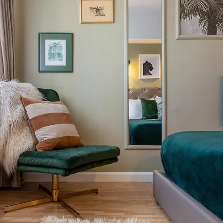 Daire Views Of Palace Of The Parliament 2br Jungle Theme