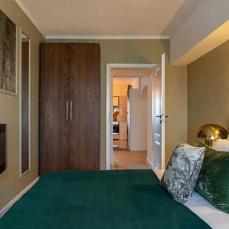 Views Of Palace Of The Parliament 2br Jungle Theme Appartement Bucarest