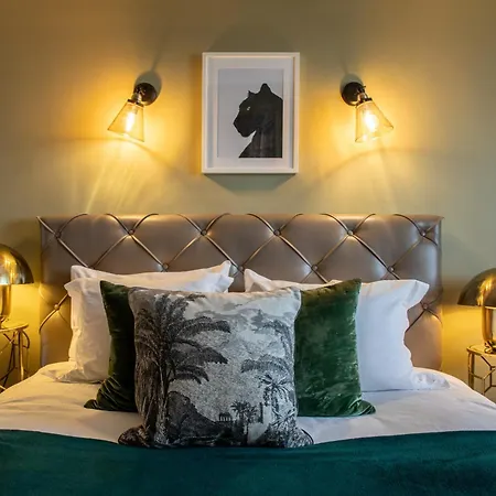 Views Of Palace Of The Parliament 2br Jungle Theme *