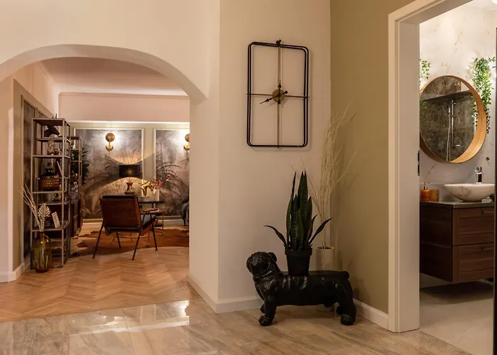 Views Of Palace Of The Parliament 2br Jungle Theme