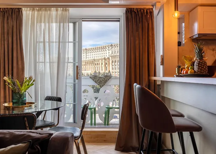 Views Of Palace Of The Parliament 2br Jungle Theme 아파트