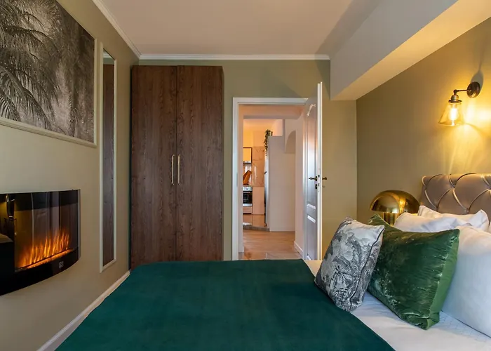 Views Of Palace Of The Parliament 2br Jungle Theme شقة بوخارست