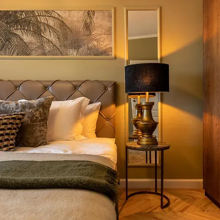 Views Of Palace Of The Parliament 2br Jungle Theme Bukurešť