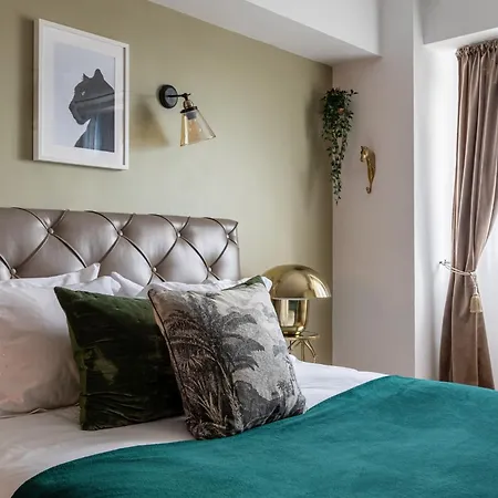 Views Of Palace Of The Parliament 2br Jungle Theme Apartment Bukarest