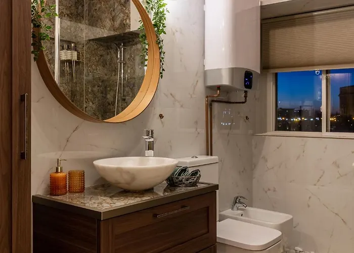 Views Of Palace Of The Parliament 2br Jungle Theme Apartmán *