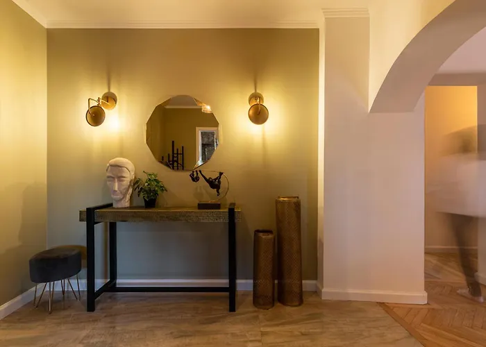 Views Of Palace Of The Parliament 2br Jungle Theme Apartmán *