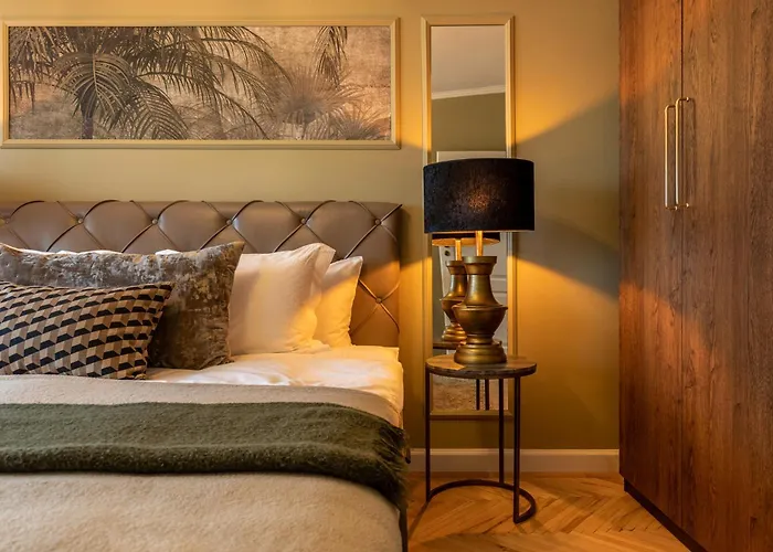 Views Of Palace Of The Parliament 2br Jungle Theme Bukurešť