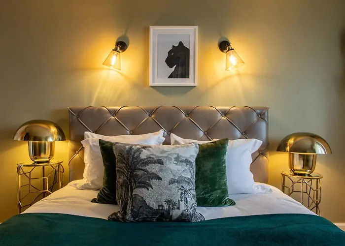 Views Of Palace Of The Parliament 2br Jungle Theme *